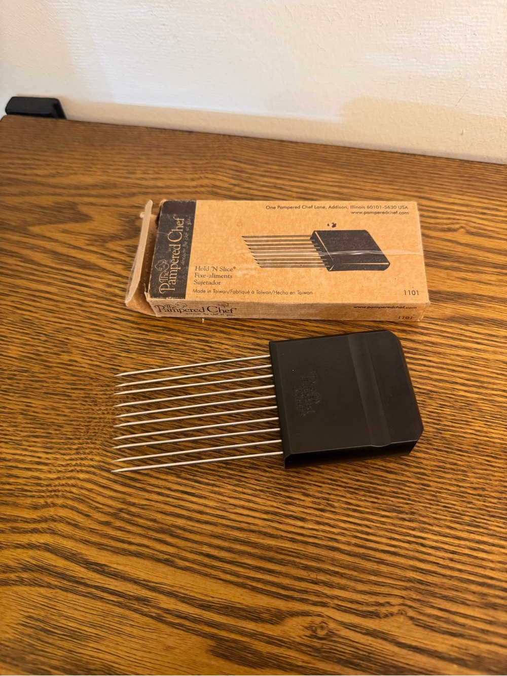 VINTAGE PAMPERED CHEF HOLD 'N SLICE GADGET! EUC